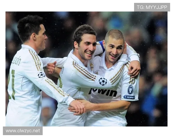 本泽马与伊瓜因战术角色对比：全能前锋 vs 终结专家