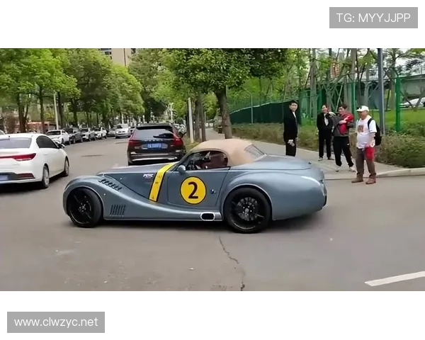 韦世豪刚买的豪车停车场被邻居盯上了，感觉明星气场都出来了？