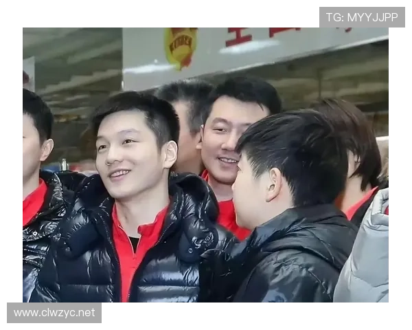 樊振东比赛像开挂，街拍却像隔壁有钱邻居——一件外套顶我好几个月工资